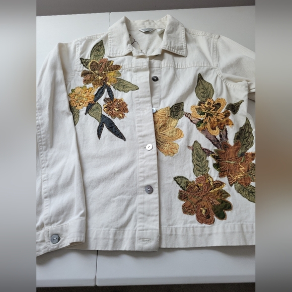 Laura Ashley Jackets & Blazers - Laura Ashley Petite White Jacket with Embroidery